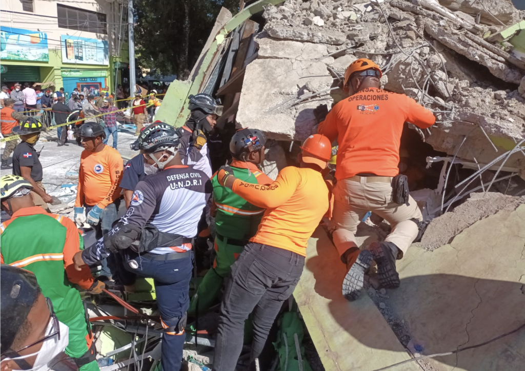 Rescate-en-Edif-Colapsado-La-Vega-El-Caribe-1024x724.png