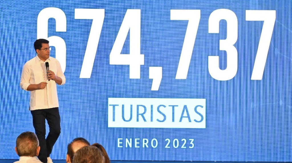 David-Collado-llegada-turistas-enero-2023-Presidencia-1024x573.png