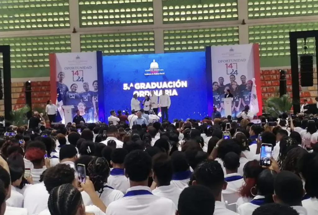 Graduación-nuevos-profesionales-Oportunidad-14-24-El-Caribe-1024x693.png
