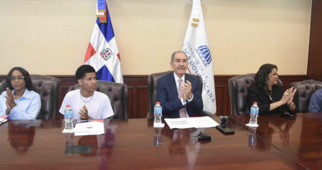Franklyn-Garcia-Fermin-becas-13-estudiantes-Marruecos-Diario-Libre-1024x543.png