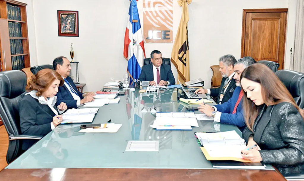 JCE-inicia-2025-con-renovacion-cedula-identidad-El-Caribe-1024x610.png