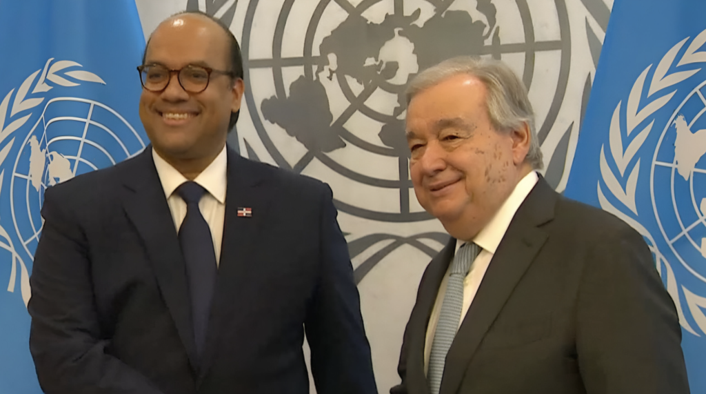 Wellington Bencosme y António Guterres en la ONU