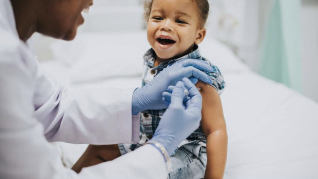 Imagen de un niño recibiendo una vacuna
