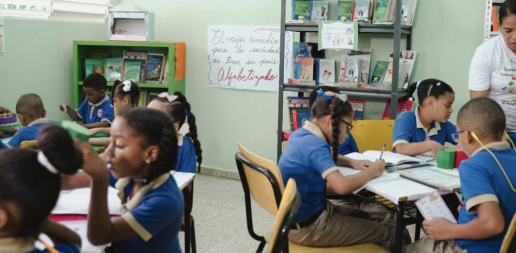 Estudiantes-dominicanos-Diario-Libre-1024x503.png