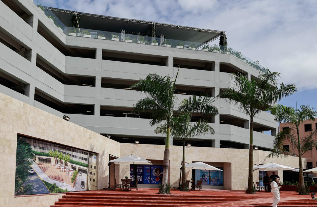 Colonial City gets a new parking garage