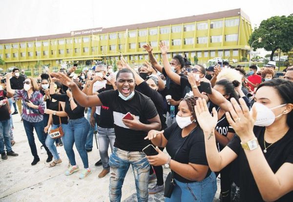 Protestas-Plaza-de-la-Bandera-Listin-Diario-e1593025738765.jpeg