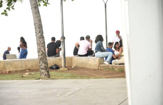 Ciudadanos-en-el-malecon-Diario-Libre.jpg