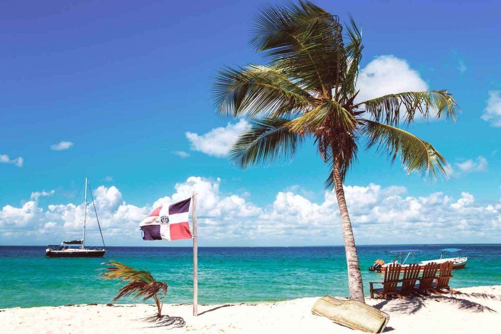Playa-con-bandera-Barcelo-1024x683.jpg